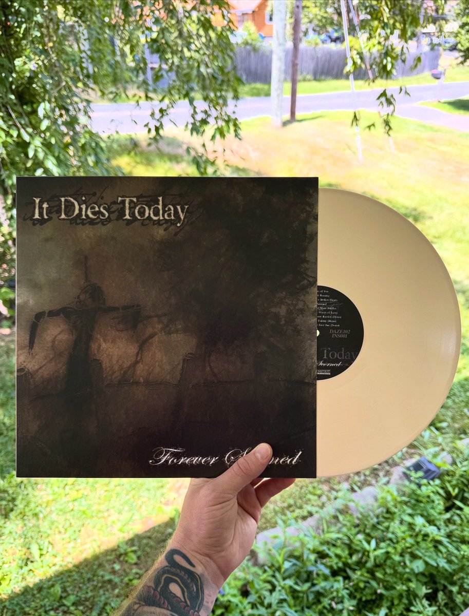 DAZE_STYLE's tweet image. IT DIES TODAY RECORDS IN HAND AND SHIPPING OUT NOW… SWAMP GREEN WITH SPLATTER AND BONE STILL AVAILABLE… GET YOUR SHIT NOW @ DAZE-STYLE.COM