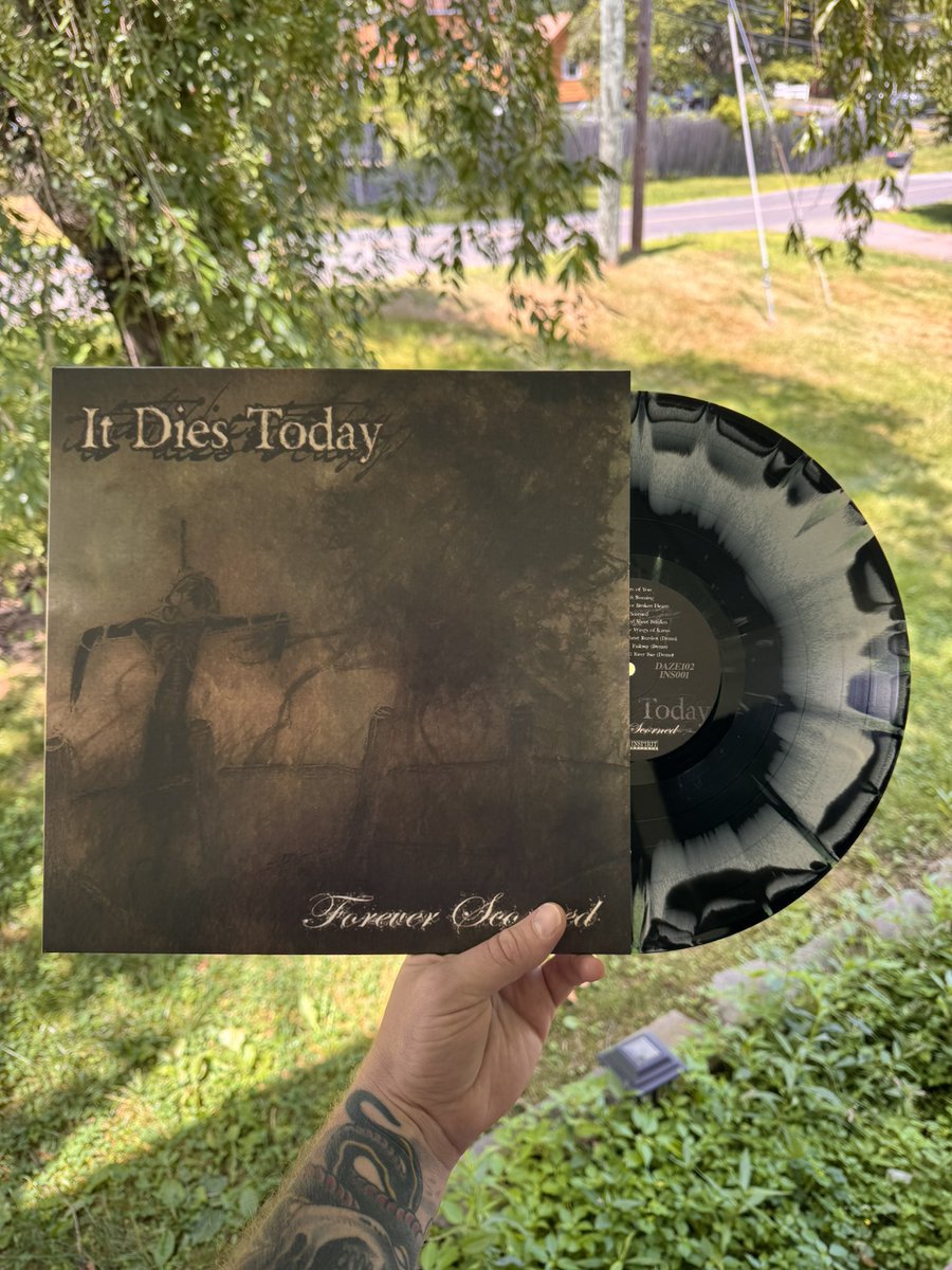 DAZE_STYLE's tweet image. IT DIES TODAY RECORDS IN HAND AND SHIPPING OUT NOW… SWAMP GREEN WITH SPLATTER AND BONE STILL AVAILABLE… GET YOUR SHIT NOW @ DAZE-STYLE.COM