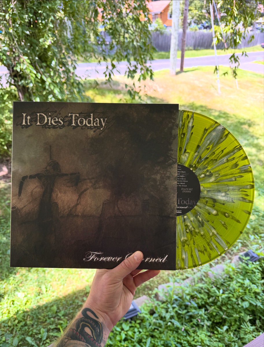 DAZE_STYLE's tweet image. IT DIES TODAY RECORDS IN HAND AND SHIPPING OUT NOW… SWAMP GREEN WITH SPLATTER AND BONE STILL AVAILABLE… GET YOUR SHIT NOW @ DAZE-STYLE.COM