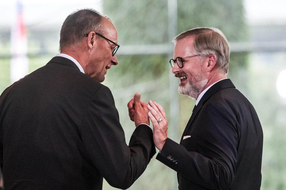 peacemaket71's tweet image. 🇩🇪🇨🇿German Chancellor Merz cannot praise the obedience and servility of Prime Minister Fiala. During the Blitzkrieg, German troops will once again have to move quickly and smoothly through the Czech Republic to the east after 80 years.