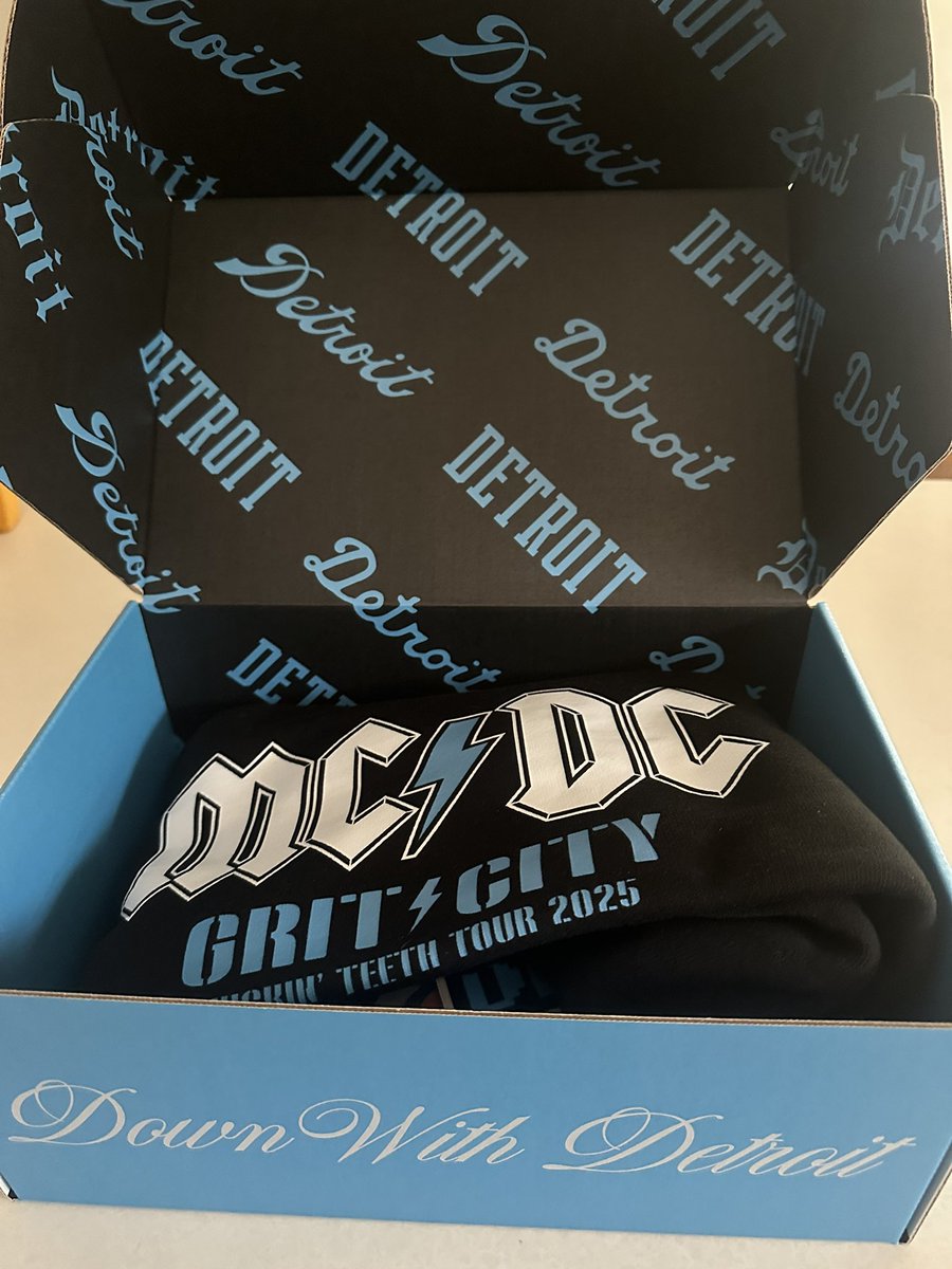 EmilyCWaldon's tweet image. .@downwithdetroit, y’all are too good to me. Thank you!! The cropped sweatshirt and tees are adorable!
▶️ downwithdetroit.com