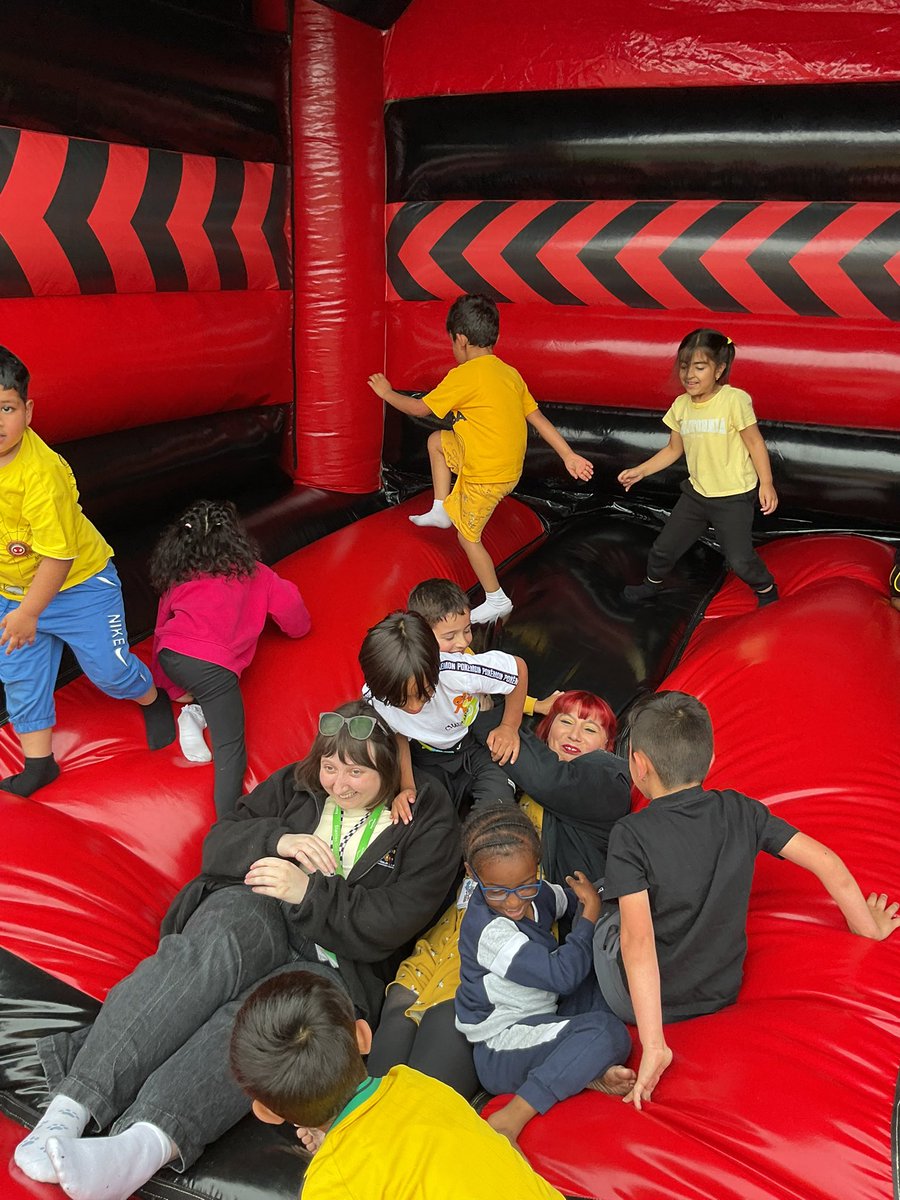 MrsGriffiths7's tweet image. Bee here to bee brilliant day! Weβve had so much fun bouncing and making bees πππ#eyfs #bouncycastle #endofyear