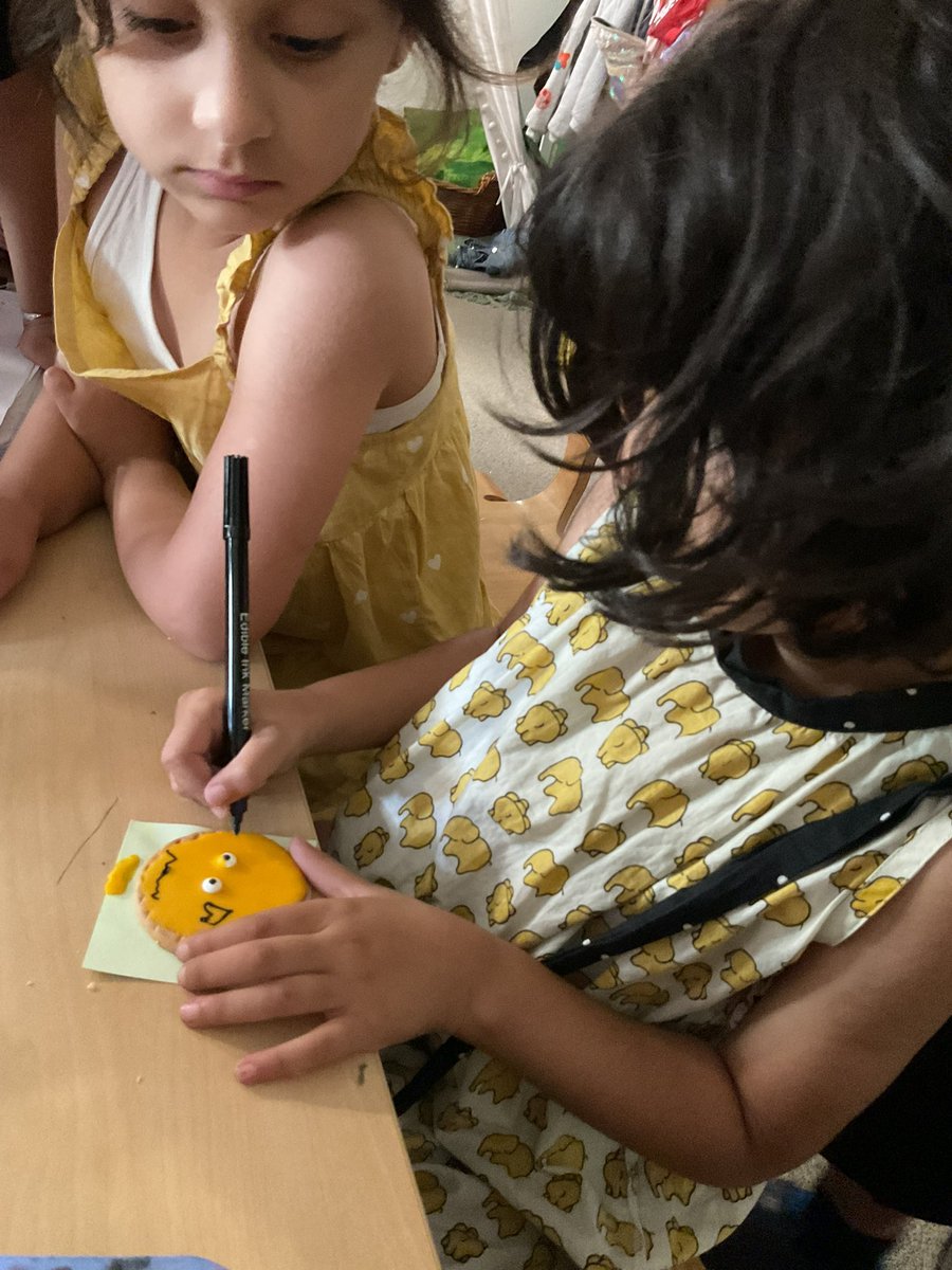 MrsGriffiths7's tweet image. Bee here to bee brilliant day! Weβve had so much fun bouncing and making bees πππ#eyfs #bouncycastle #endofyear