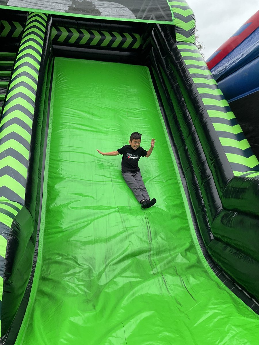 MrsGriffiths7's tweet image. Bee here to bee brilliant day! Weβve had so much fun bouncing and making bees πππ#eyfs #bouncycastle #endofyear