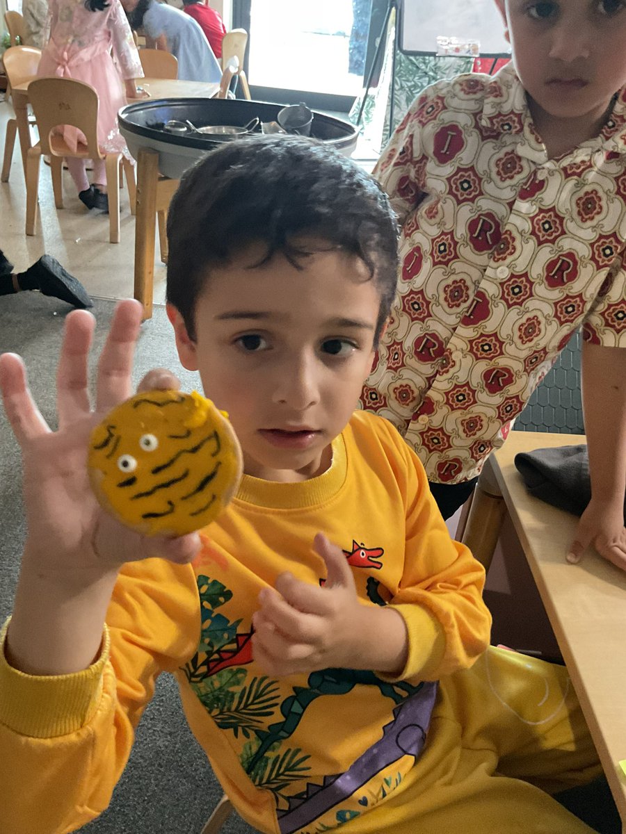 MrsGriffiths7's tweet image. Bee here to bee brilliant day! Weβve had so much fun bouncing and making bees πππ#eyfs #bouncycastle #endofyear