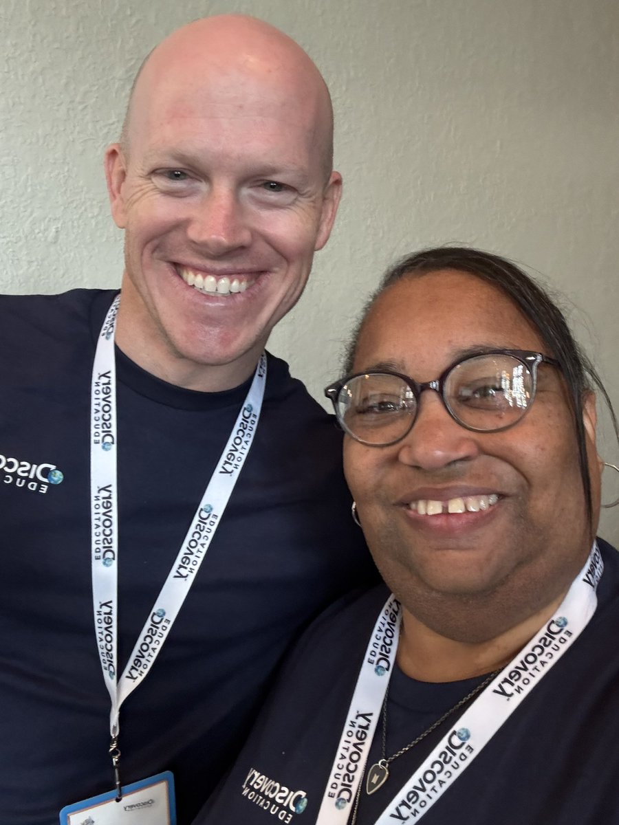 Totally geeking out right now.  Today I had an opportunity to meet our DE virtual field trip guru!!  I have watched Kyle host virtual field trips for almost 20 years.  #DENSI2025 #VFT <a href="/DiscoveryEd/">Discovery Education</a>