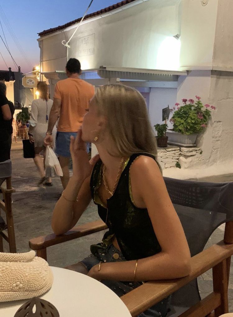 pelagiusreborn's tweet image. that one girl you see at the restaurant in europe and then never see again