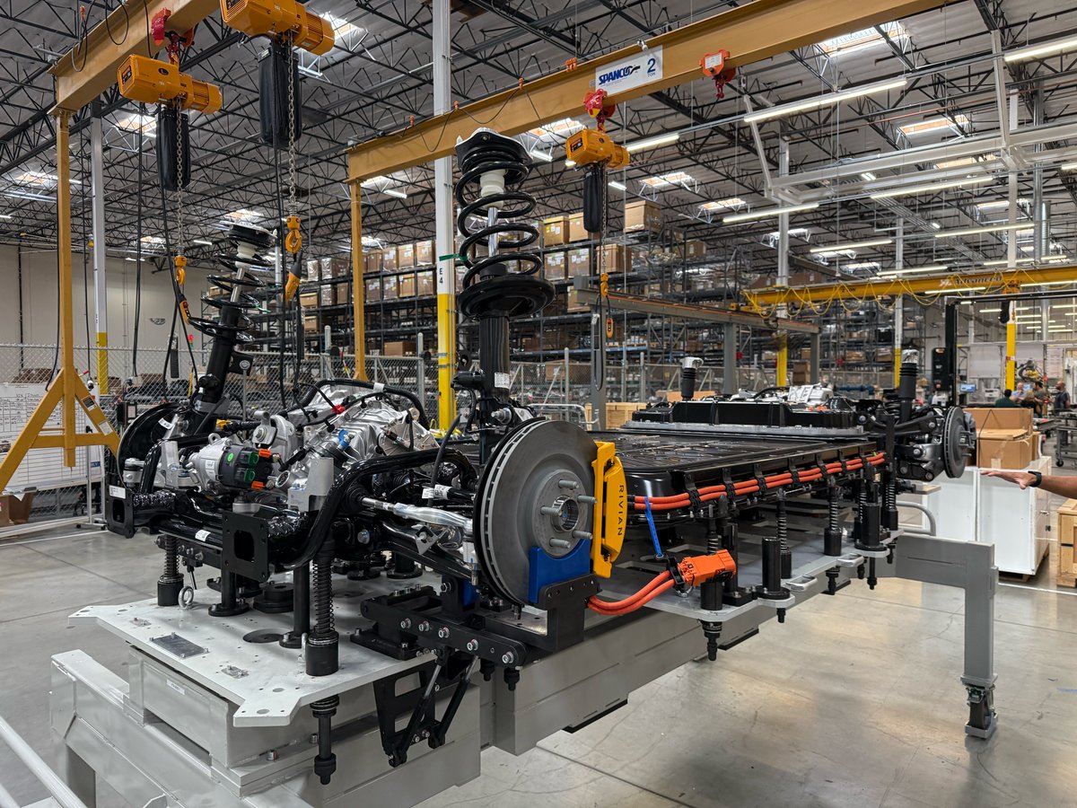 RJScaringe's tweet image. R2 battery, propulsion and chassis in marriage fixture before assembly to the body in our CA pilot line. The packaging on R2 is just beautiful 🤩