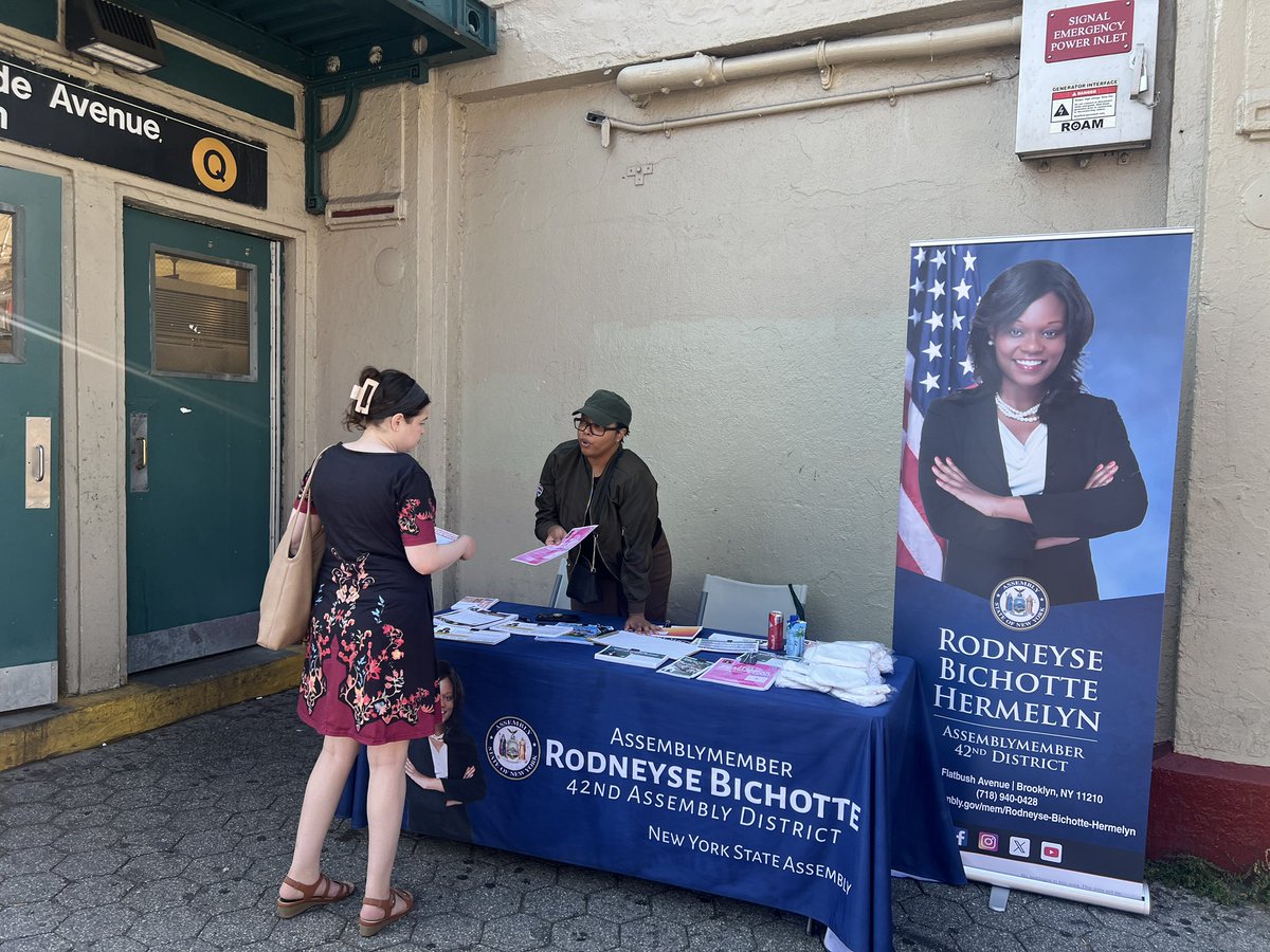 NYSBichotteHerm's tweet image. 🚇 It’s the final week of our Summer Subway Office Hours!
My team has been hitting train stations across District 42, and we’ve had a blast meeting, greeting, and assisting the community—answering questions, listening to concerns, and making sure your voices are heard.
📍Catch…