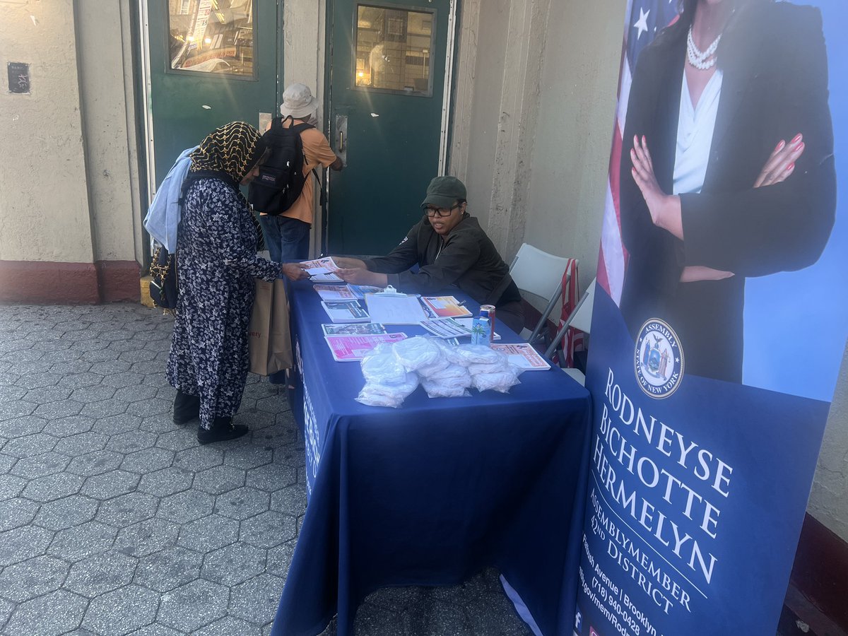 NYSBichotteHerm's tweet image. 🚇 It’s the final week of our Summer Subway Office Hours!
My team has been hitting train stations across District 42, and we’ve had a blast meeting, greeting, and assisting the community—answering questions, listening to concerns, and making sure your voices are heard.
📍Catch…