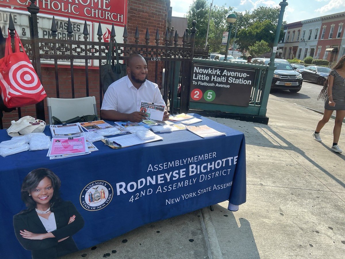 NYSBichotteHerm's tweet image. 🚇 It’s the final week of our Summer Subway Office Hours!
My team has been hitting train stations across District 42, and we’ve had a blast meeting, greeting, and assisting the community—answering questions, listening to concerns, and making sure your voices are heard.
📍Catch…