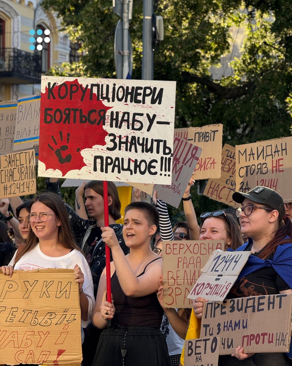HromadskeRadio's tweet image. 🇺🇦 У Києві на площі біля театру імені Івана Франка усі небайдужі вийшли на акцію протесту з вимогою повернути незалежність Національного антикорупційного бюро та Спеціалізованої антикорупційної прокуратури.
⚡️ Кореспонденти Громадського радіо працюють на місці події — слідкуйте…