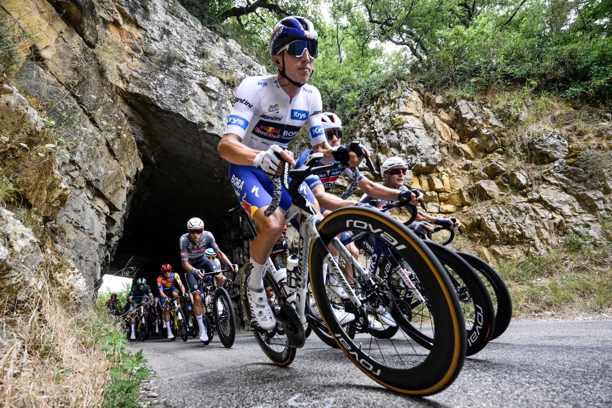 letour_de's tweet image. ๐ค In Weiร in die Alpen
#TDF2025 | Florian Lipowitz