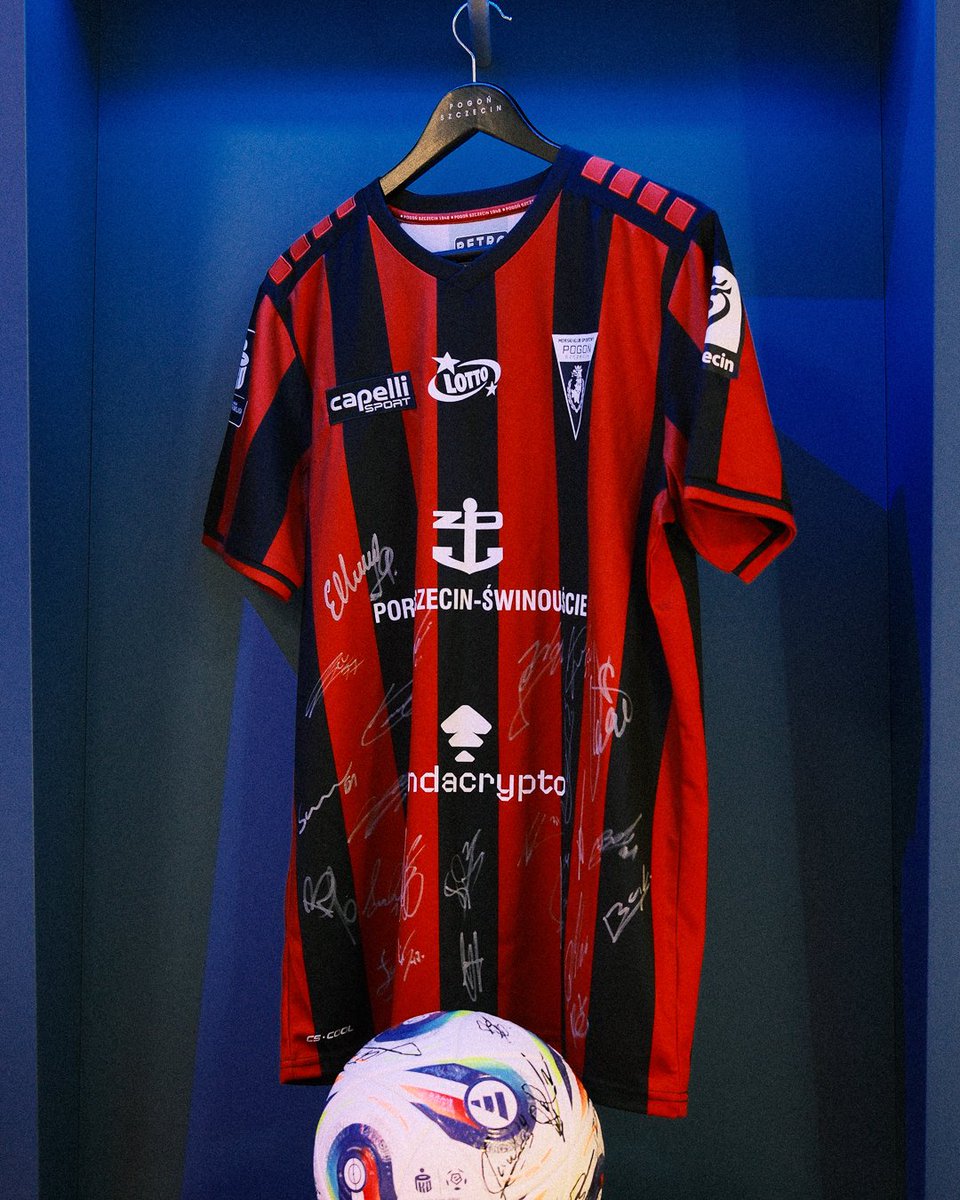 Drodzy Portowcy, wczoraj jednego z nas, trenera fundacji Pogoń Szczecin Football Schools, spotkała tragedia. W wyniku pożaru Kuba i jego najbliżsi stracili rodzinny dom. 

Jako Pogoń Szczecin chcemy wesprzeć Kubę w odbudowie domu przekazując na licytację koszulkę retro Dumy