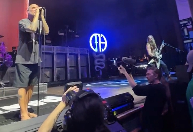 BLABBERMOUTHNET's tweet image. Watch: PANTERA Pays Tribute To OZZY OSBOURNE At Cincinnati Concert blabbermouth.net/news/watch-pan…