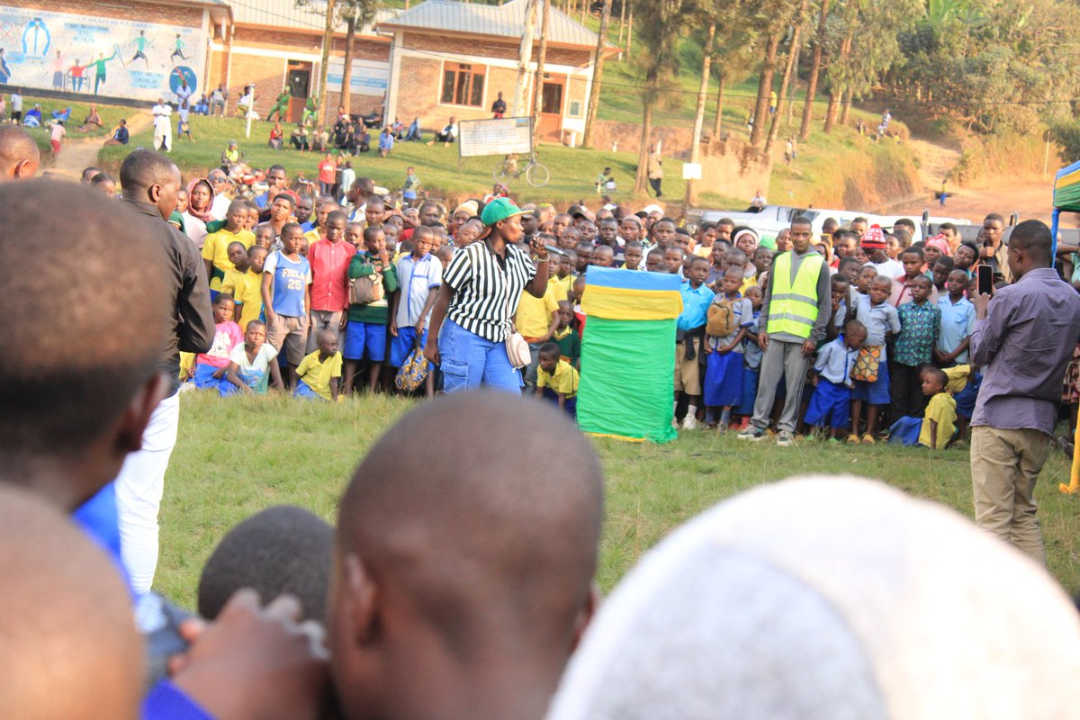 Uyu munsi <a href="/GakenkeDistrict/">Gakenke District</a> hatangijwe gahunda y'Intore mu biruhuko, ku nsanganyamatsiko igira iti "Ubuzima bwiza, Agaciro kanjye" Ku rwego rw’Akarere yatangirijwe <a href="/gak_yegocenter/">GAKENKE YEGO CENTER</a>, Umushyitsi mukuru yari Umunyamabanga uhoraho muri <a href="/RwandaYouthArts/">Ministry of Youth and Arts | Rwanda</a> <a href="/NgaboBrave/">Ngabo Brave Olivier, DMS</a> <a href="/RwandaLocalGov/">Ministry of Local Government | Rwanda</a>