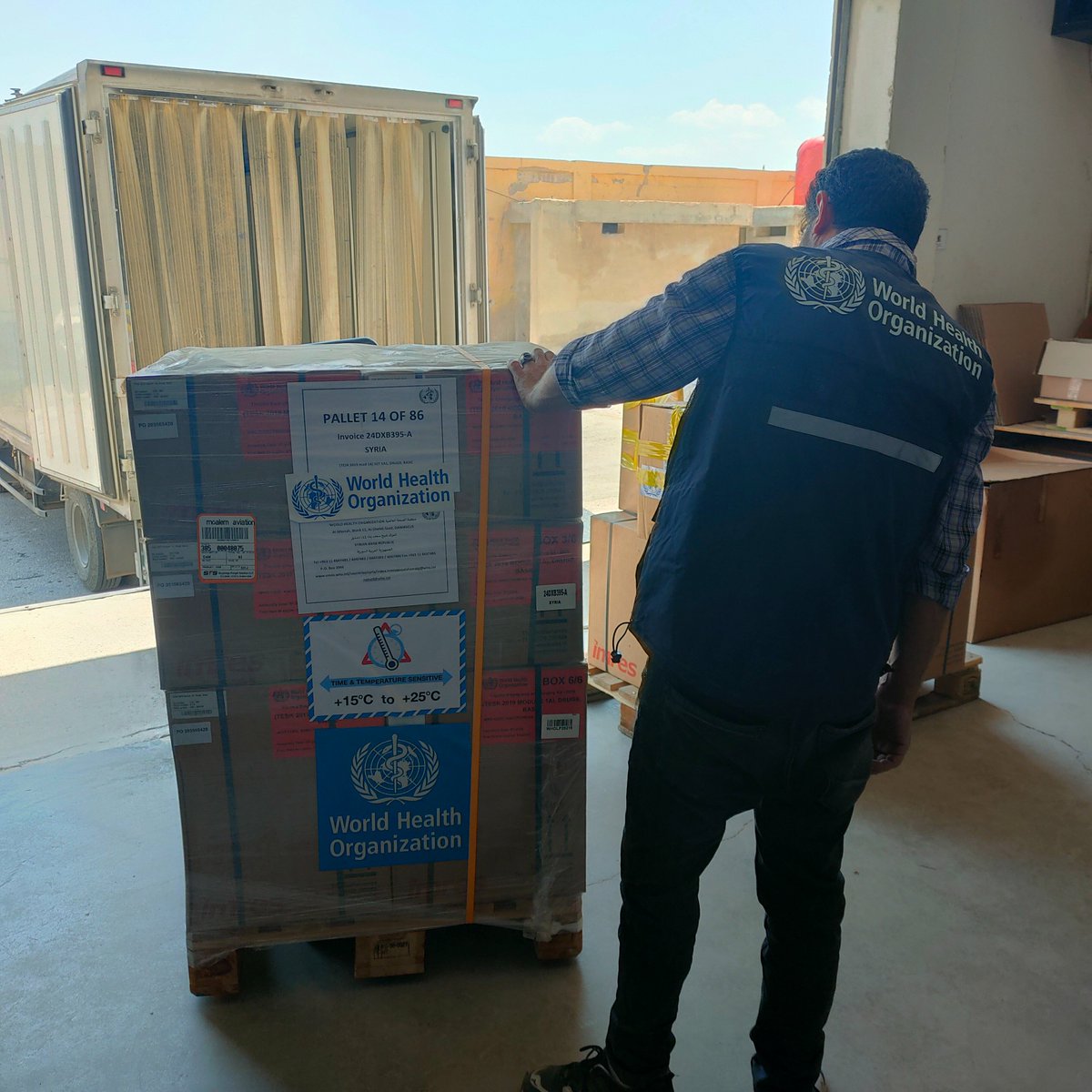 WHOSyria's tweet image. A @SYRedCrescent convoy carrying a truck with @WHO trauma kits entered Sweida today – the first @WHO delivery since the escalation began.
In coordination with the Ministry of Health & Ministry of Emergency & Disaster Management, 10 kits were delivered, enough for 500 surgeries.