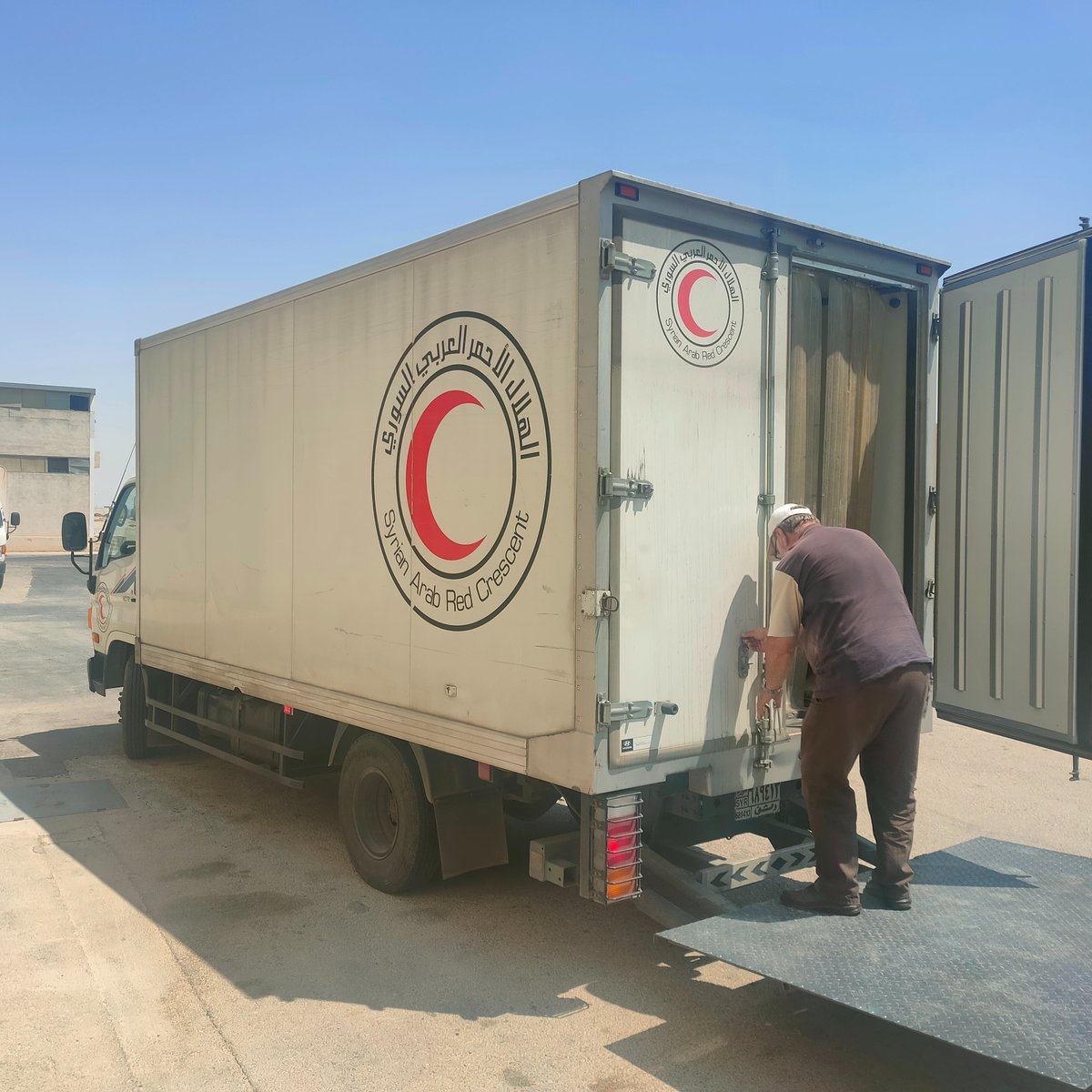 WHOSyria's tweet image. A @SYRedCrescent convoy carrying a truck with @WHO trauma kits entered Sweida today – the first @WHO delivery since the escalation began.
In coordination with the Ministry of Health & Ministry of Emergency & Disaster Management, 10 kits were delivered, enough for 500 surgeries.