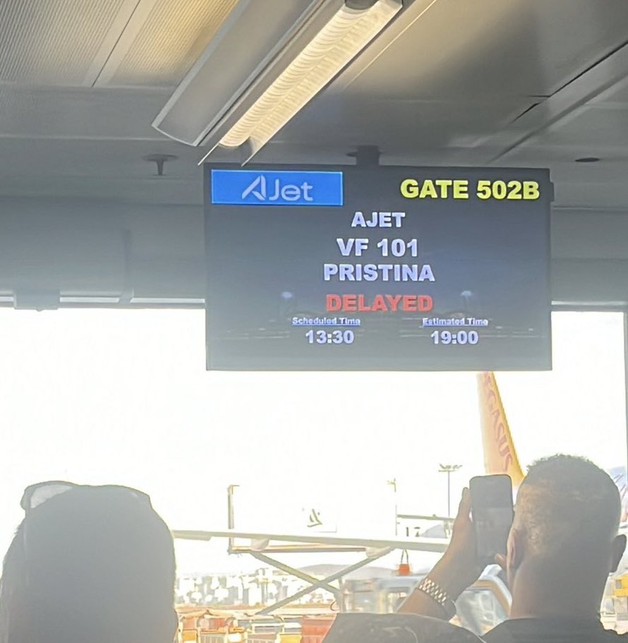 gokhanartancom's tweet photo. 🚨📷Ajet’in Priştina yolcularına arıza şoku 

Yolcular 6 saat gecikmeli uçabildi

AJet’in bugün saat 13:30’daki İstanbul Sabiha Gökçen Priştina uçuşunu yapacak olan #VF101 sefer sayılı Airbus 321 tipi uçağında kalkış için piste doğru giderken arıza meydana geldi. Park yerine geri dönen TC-GBF kuyruk tescilli uçak seferden çekilirken yolcular, TC-GPD kuyruk tescilli Airbus 321 tipi uçakla 6 saat 14 dakika gecikmeli olarak Priştina’ya gönderildi.