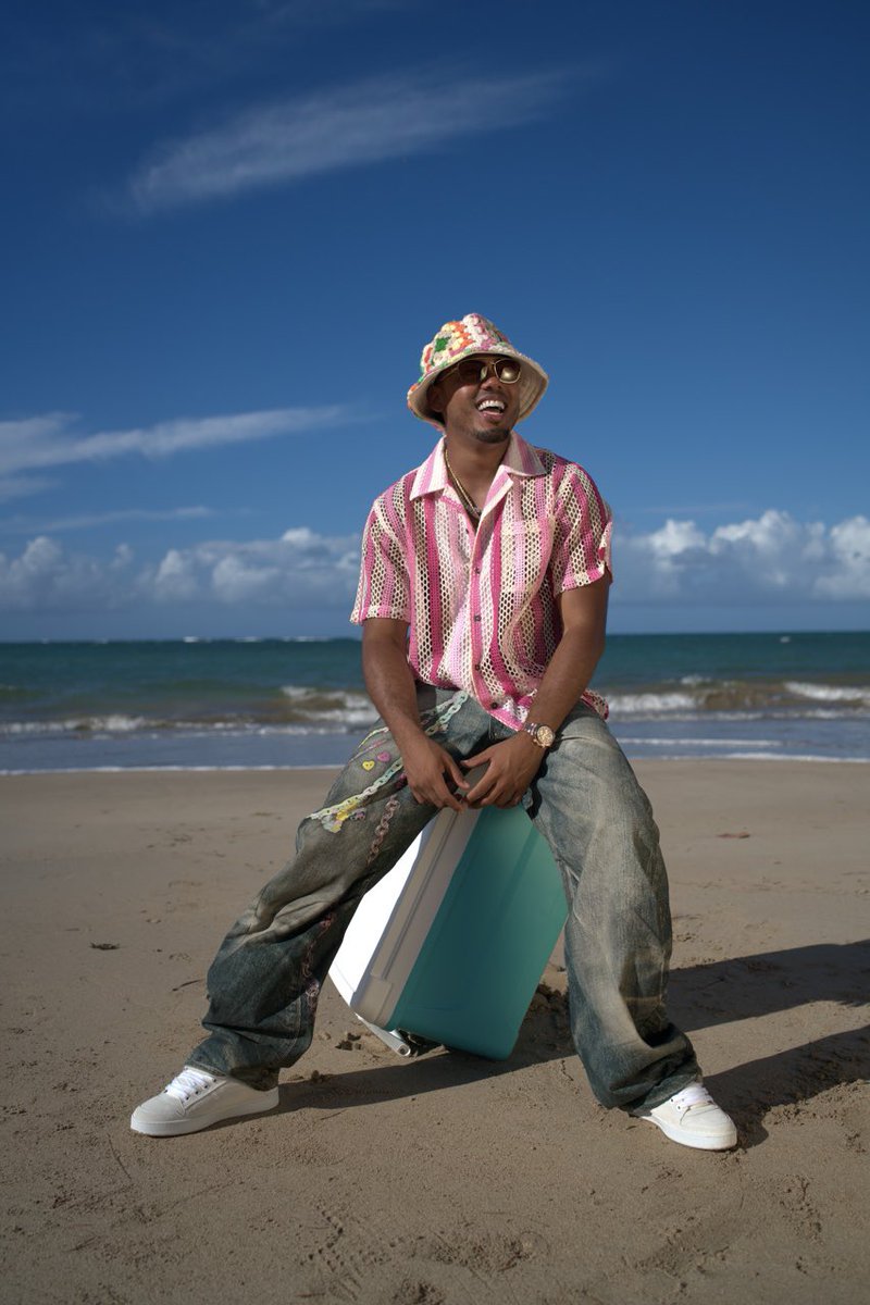 .<a href="/MYKETOWERS/">MT</a> abraza su lado más tropical con "ISLAND BOYZ". Escucha el nuevo álbum del puertorriqueño en audio espacial, sólo en Apple Music: apple.co/MykeTowersIB
