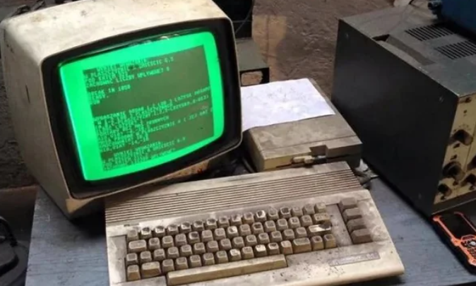 JohnHen65953721's tweet image. The #C64 is a beast built to last - This one lived in a Polish Auto-repair shop apparently.. I pray it's now free, cleaned and someone is playing Turrican on it.
#RetroComputing