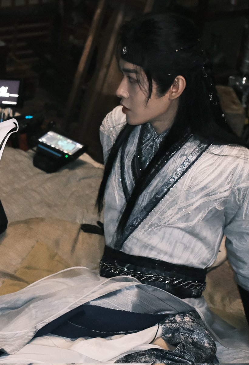 pxn045_'s tweet image. #ฟิคจรอนันต์ | #โหวเถียน
“ องค์หญิงฮวา งดงามเลิศล้ำ ท่านไม่รู้จริง ๆ หรือว่านางเป็นสตรี ”
“ มีเพียงตอนที่เจ้าถือมีดจ่อคอข้าพร้อมรอยยิ้มนั่นต่างหาก ถึงจะเรียกว่างดงามเลิศล้ำ ”
“ เหอะ อย่าให้เห็นว่าไปหลงเสน่ห์นางก็แล้วกัน ”
“ หยวนเอ๋อร์ เจ้าหึงหวงข้าหรือ ”
“ ไร้สาระ ”
