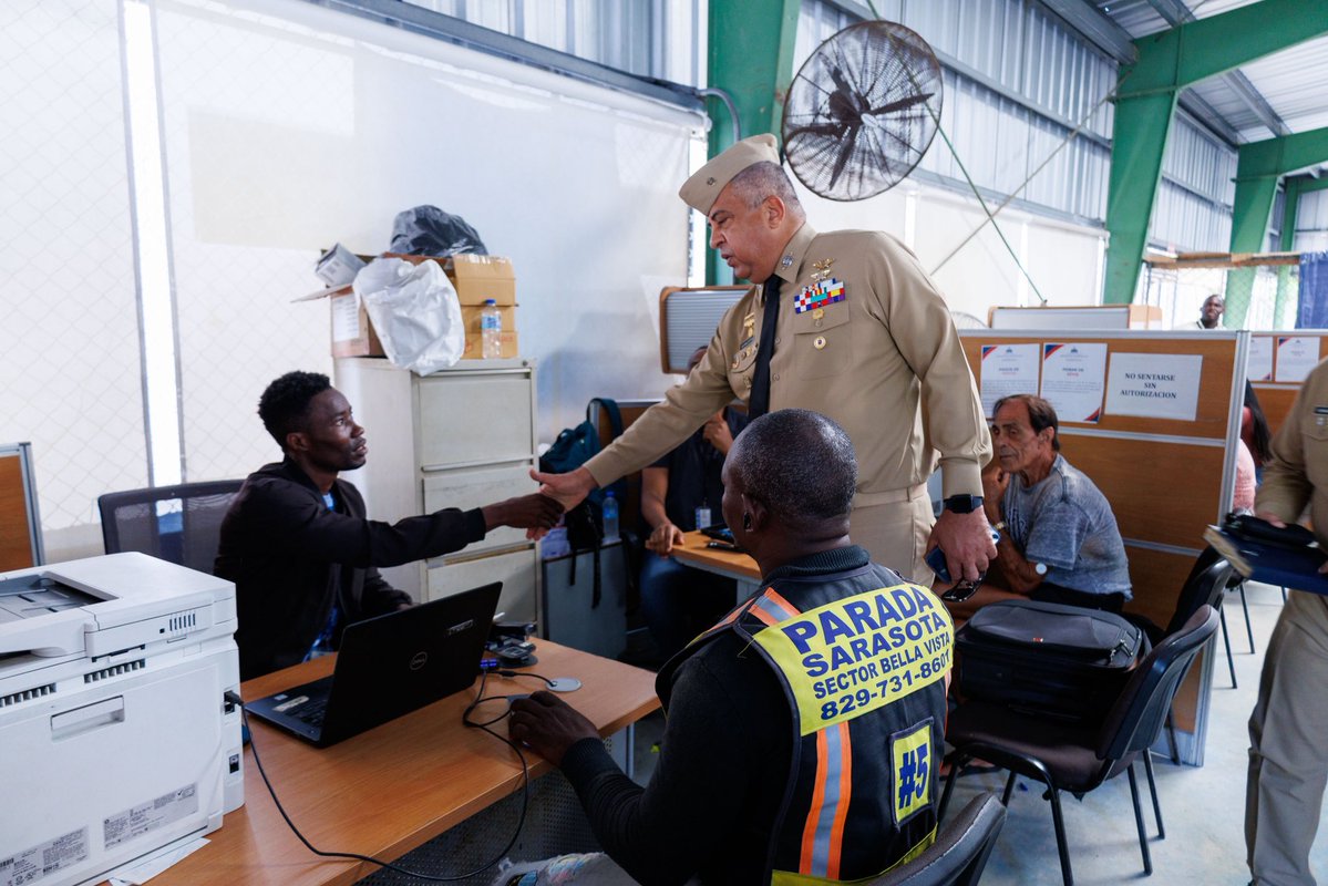 MigracionRDo's tweet image. Nuestro director general, Vicealmirante Luis Rafael Lee Ballester (ARD), recorrió áreas operativas para verificar procesos de mejora continua, como parte del plan estratégico y nuestro compromiso con una gestión eficiente, transparente y alineada al país.

#MigracionRD
#DGM