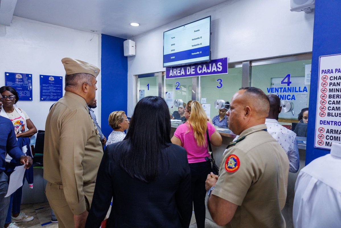 MigracionRDo's tweet image. Nuestro director general, Vicealmirante Luis Rafael Lee Ballester (ARD), recorrió áreas operativas para verificar procesos de mejora continua, como parte del plan estratégico y nuestro compromiso con una gestión eficiente, transparente y alineada al país.

#MigracionRD
#DGM