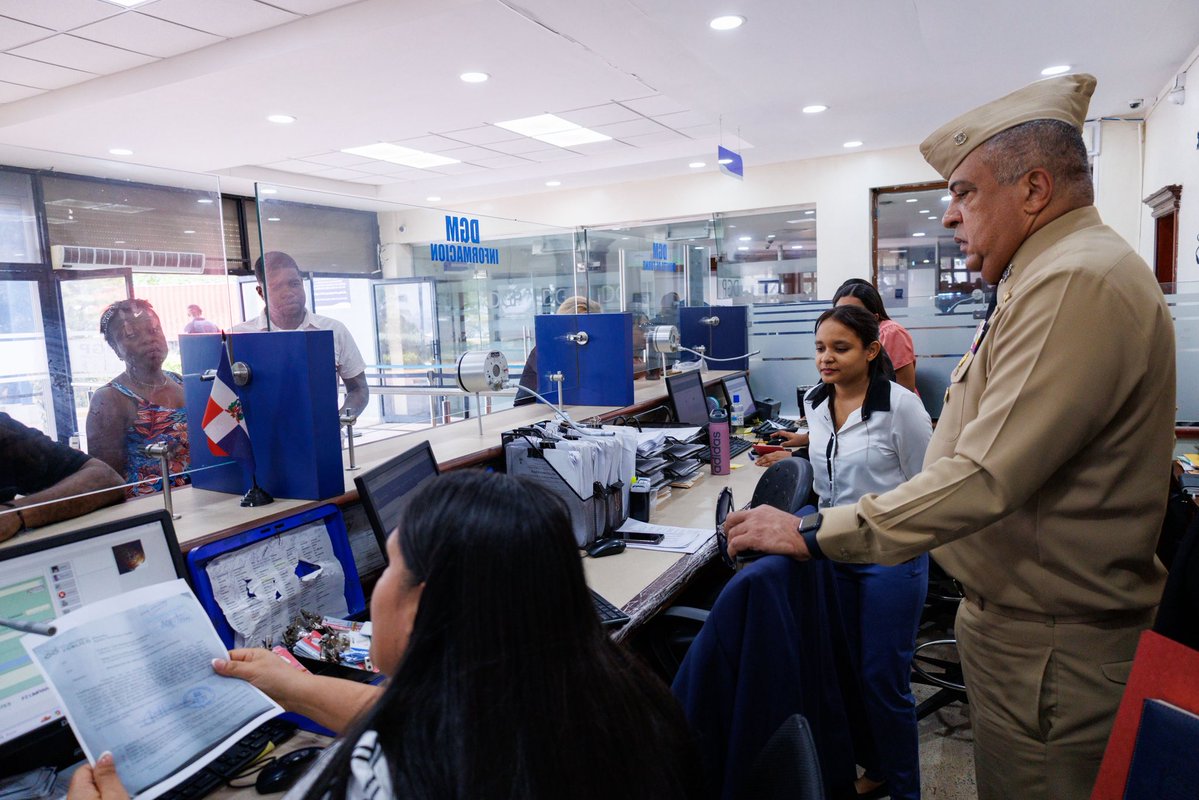 MigracionRDo's tweet image. Nuestro director general, Vicealmirante Luis Rafael Lee Ballester (ARD), recorrió áreas operativas para verificar procesos de mejora continua, como parte del plan estratégico y nuestro compromiso con una gestión eficiente, transparente y alineada al país.

#MigracionRD
#DGM