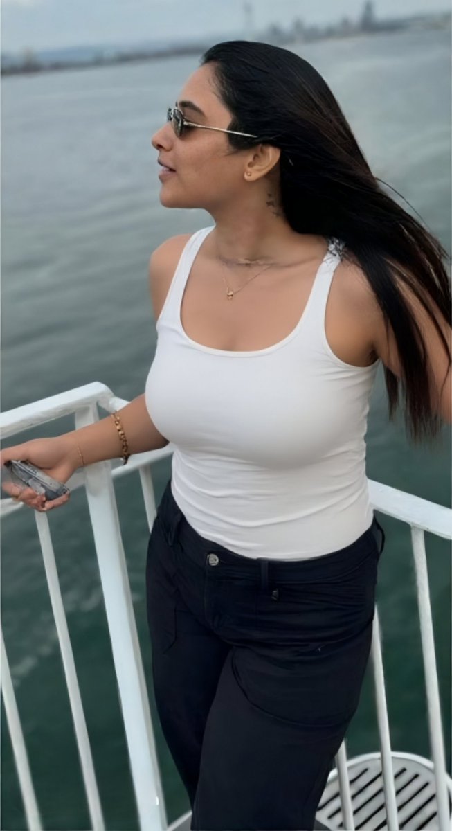 PAM Mundaa can slay in both and make us go mad for her showing Bi love with Bi buddies sucking each other 🥵🥵🥵
