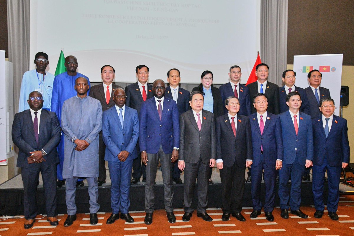 elmaalignjaay's tweet image. J’ai eu l’honneur de co-présider, aux côtés de mon homologue vietnamien, la table ronde sur la coopération agro-industrielle, commerciale et économique entre le #Sénégal et le #Vietnam.
Une étape majeure vers un partenariat stratégique et durable entre nos deux nations. 🇸🇳🇻🇳…