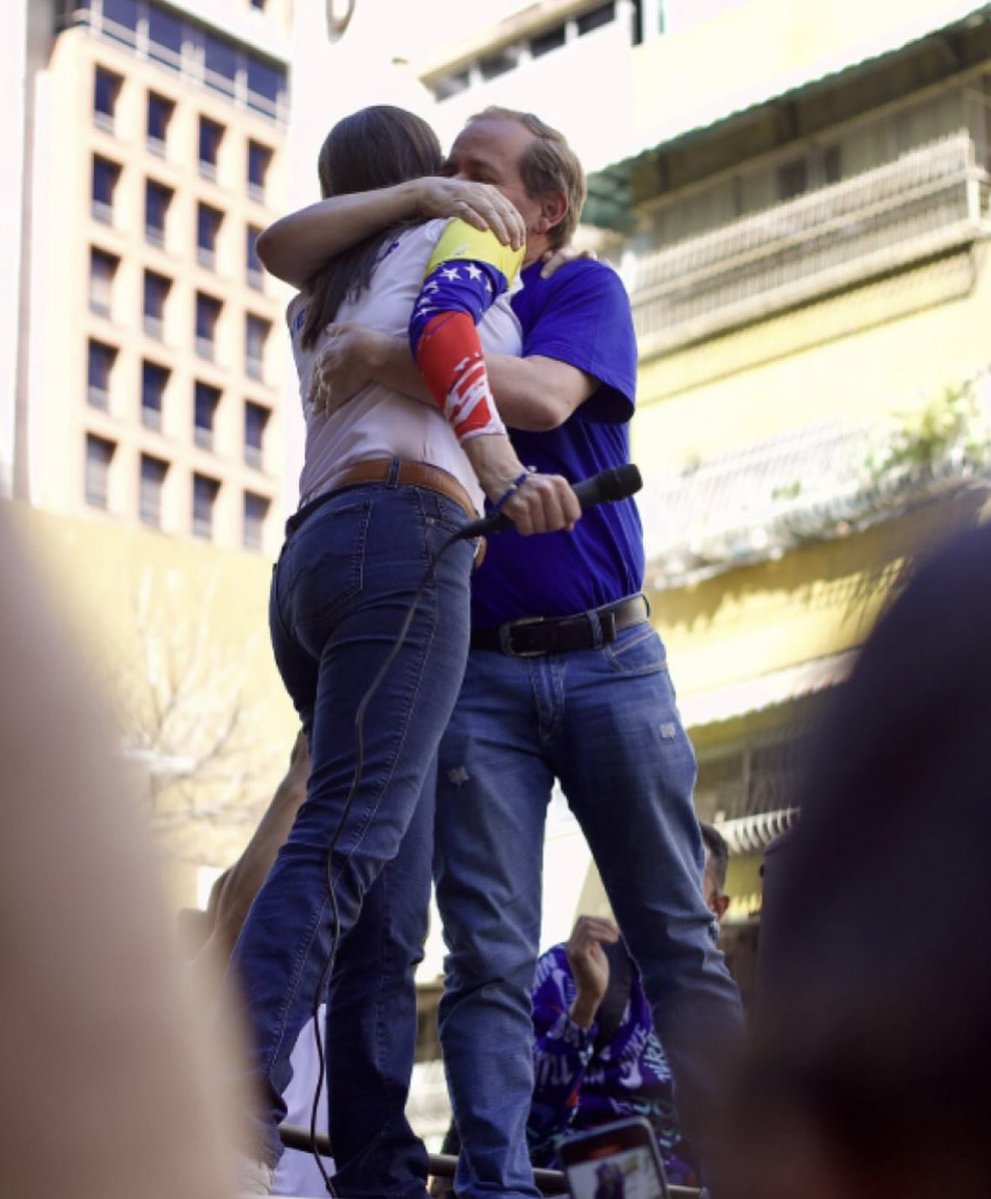 MariaCorinaYA's tweet image. Mi amigo, mi querido Juan Pablo…
Hoy, cuando se cumplen 2 meses de tu secuestro, quiero contarle a los venezolanos la entrega absoluta con la que te sumaste a nuestra campaña, a la gesta histórica que llevamos a cabo.
Juan Pablo, junto con otros líderes nacionales de…