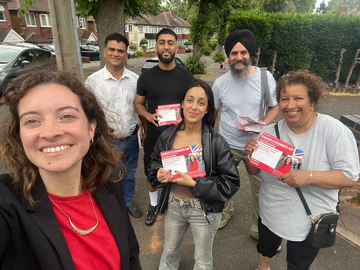 SarahCoombesWB's tweet image. 🌹 It's always a pleasure being out speaking to residents with our brilliant Labour team across West Brom.