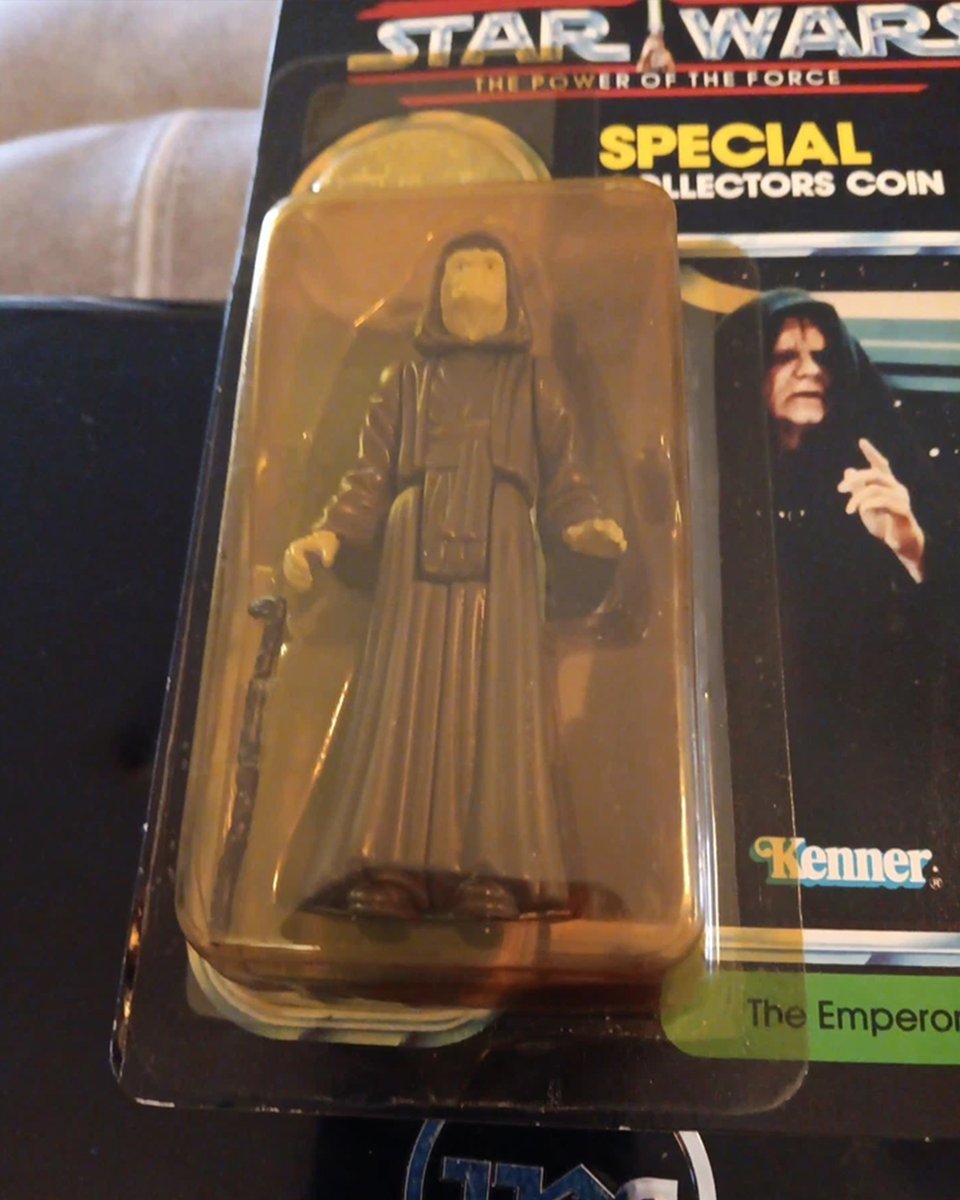 PadawanCollects's tweet image. The Emperor was first offered as a promotional mail-away offer on 65C-Back Return of the Jedi card backs in 1983 and came shipped in a generic white box and packed in a Kenner ROTJ-c tape sealed baggie - it comes with a black cane. Shown: 1985 POTF 92 Back
#actionfigures