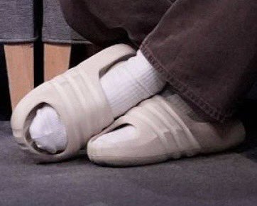 nicekicks's tweet image. After previewing his new collaborative adidas Slide in May, Bad Bunny debuted the footwear on Late Night with Seth Meyers 🐰🔥