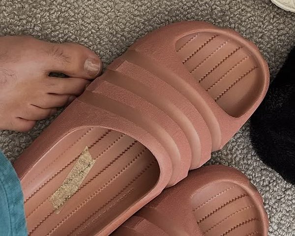 nicekicks's tweet image. After previewing his new collaborative adidas Slide in May, Bad Bunny debuted the footwear on Late Night with Seth Meyers 🐰🔥