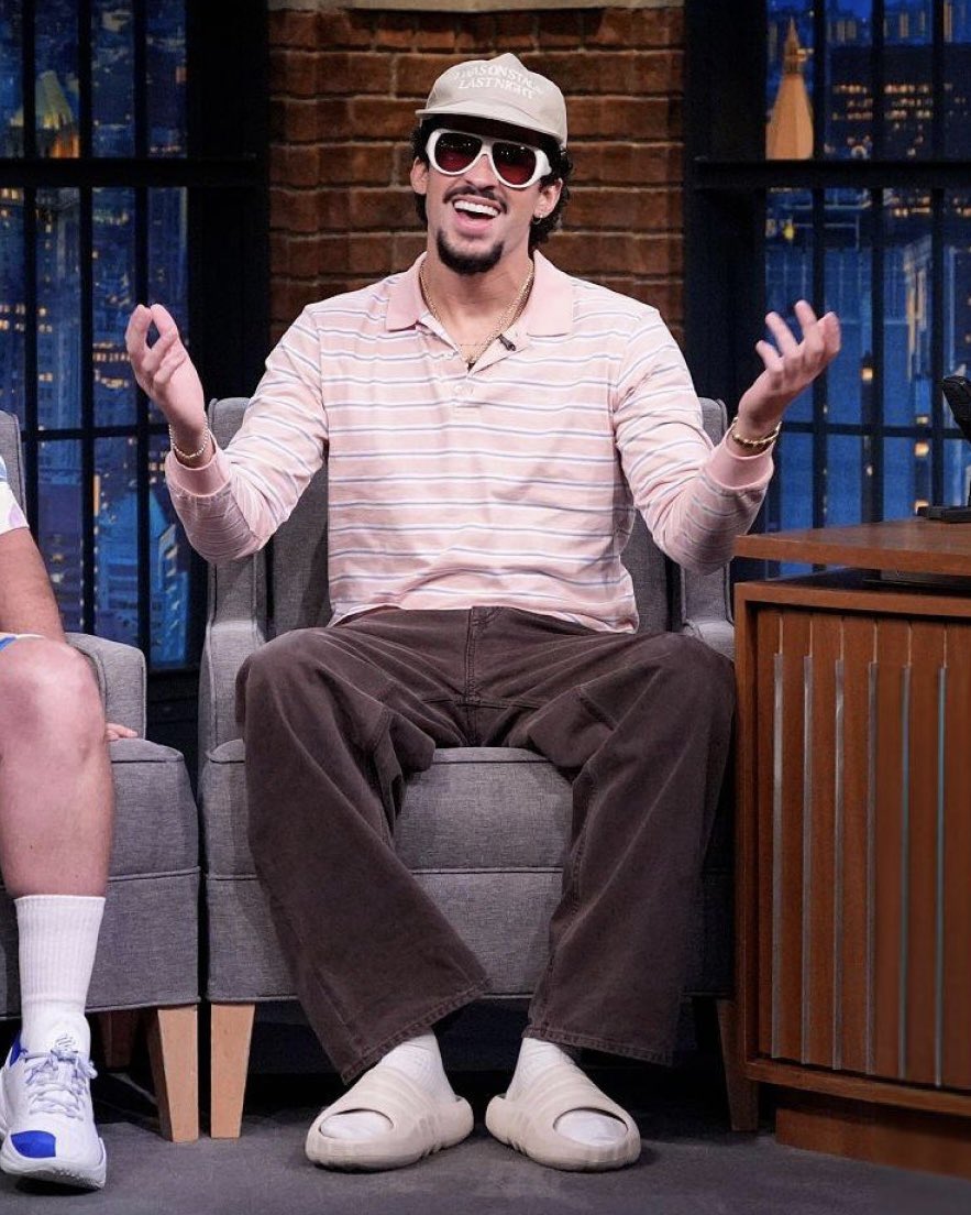 nicekicks's tweet image. After previewing his new collaborative adidas Slide in May, Bad Bunny debuted the footwear on Late Night with Seth Meyers 🐰🔥
