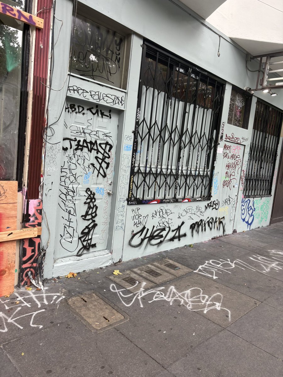 solve_sf's tweet image. 525 Valencia St is a popular tagging spot. It looks like a new business is opening in it soon. I saw someone painting over the graffiti last week and a few days later it was all back.