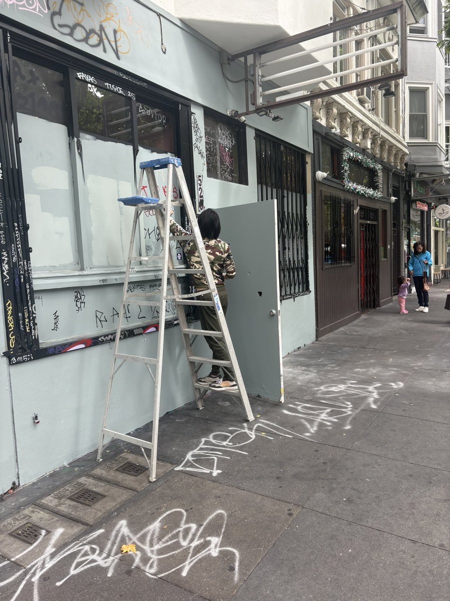 solve_sf's tweet image. 525 Valencia St is a popular tagging spot. It looks like a new business is opening in it soon. I saw someone painting over the graffiti last week and a few days later it was all back.