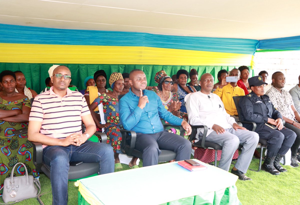 BugeseraDistr's tweet image. Kuri uyu wa Gatatu, mu Karere ka Bugesera kimwe n’ahandi hose mu gihugu, hatangijwe Gahunda yo kwita ku rubyiruko mu biruhuko izasozwa tariki 29 Kanama 2025.
Ku rwego rw’Akarere, iki gikorwa cyabereye mu Murenge wa @RilimaBugesera, gitangizwa ku mugaragaro na Mayor @MutabaziRich.