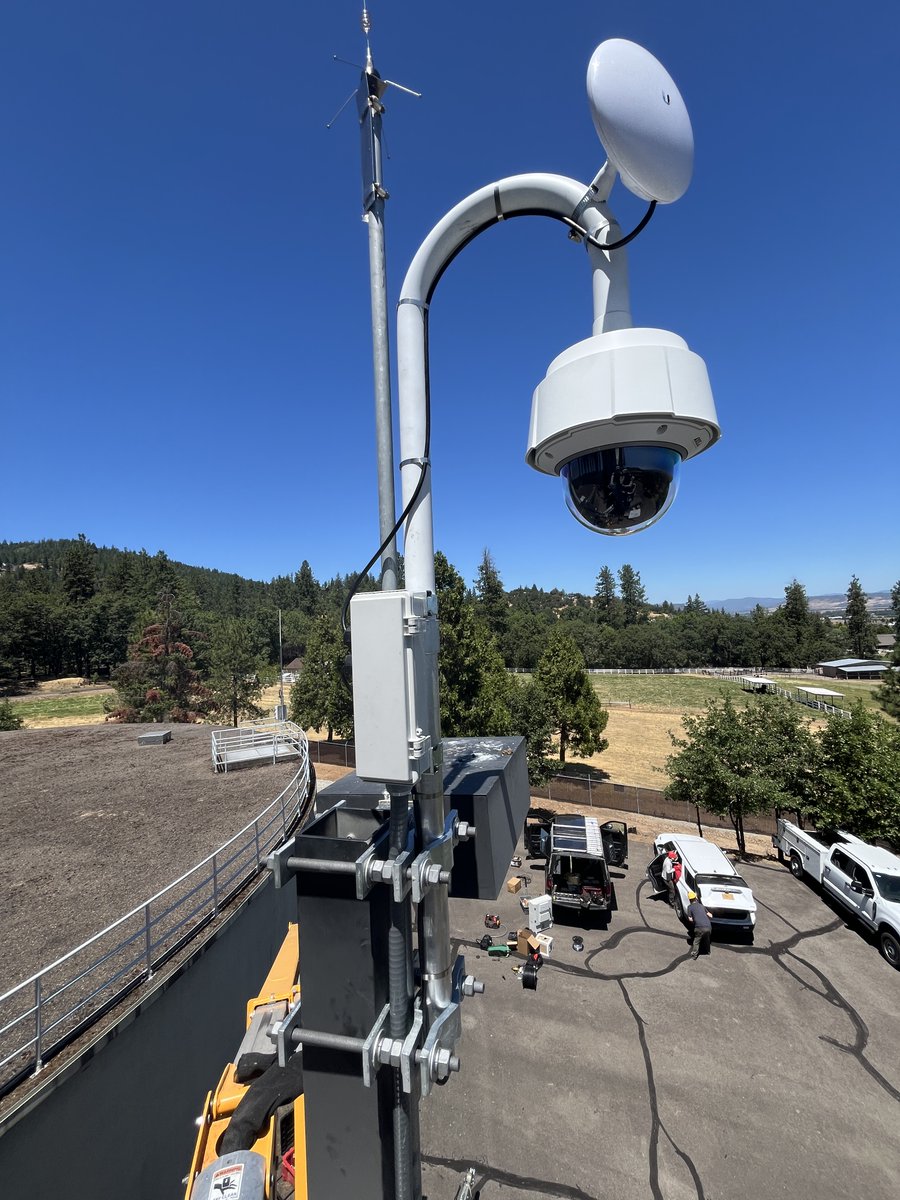 UOHazardsLab's tweet image. It's #FieldworkFriday! We deployed 2 new wildfire cameras in @JacksonCountyOR. The Jacksonville and @CentralPointOR cams give firefighters new tools to detect fires at the WUI. Read about our partnership with @fema and Rogue Valley Council of Governments: ohaz.uoregon.edu/project/rogue-….