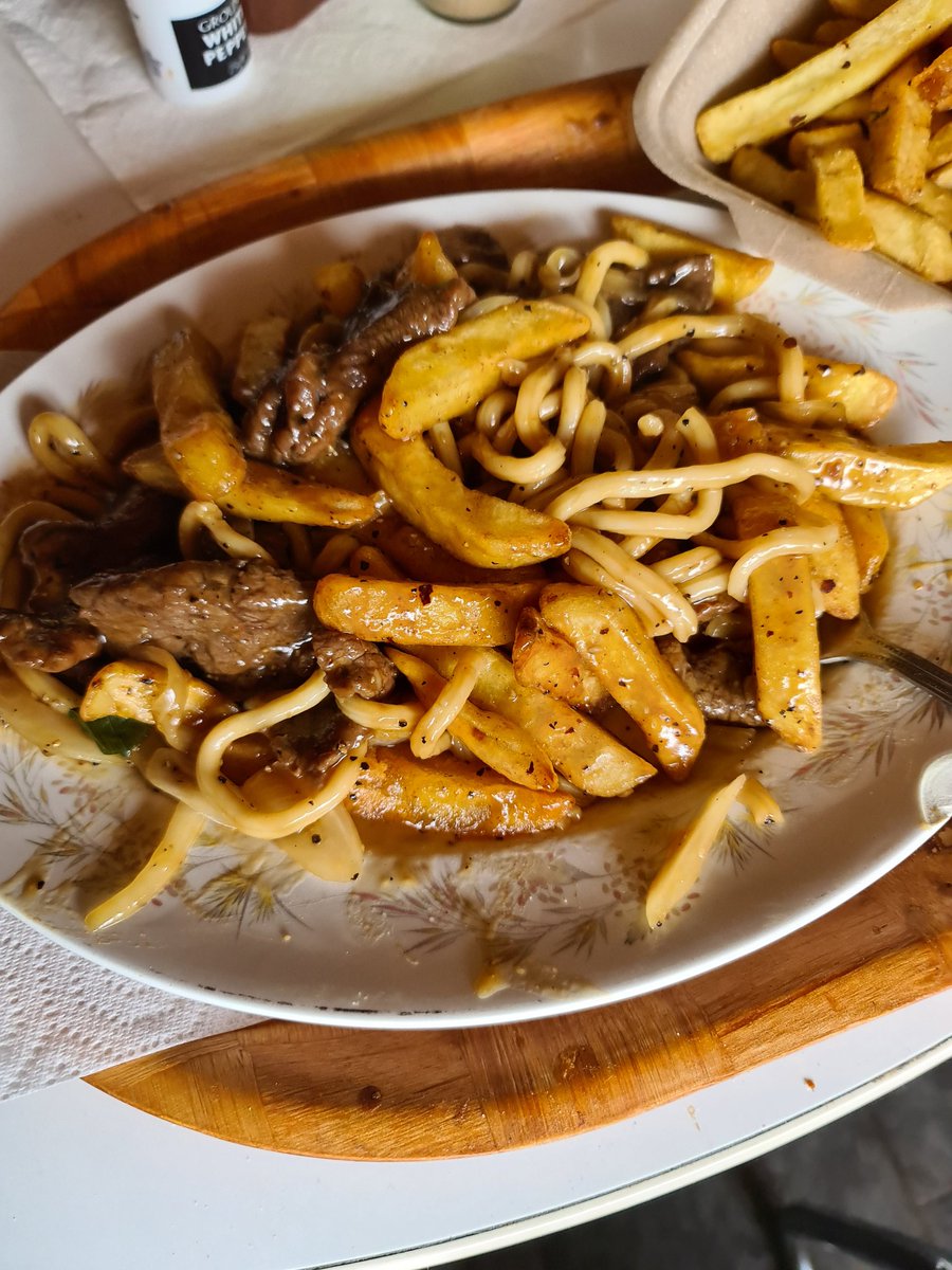 tanith1st's tweet image. Salt and pepper chips with udon noodles and beef in black pepper sauce.... Food Porn !