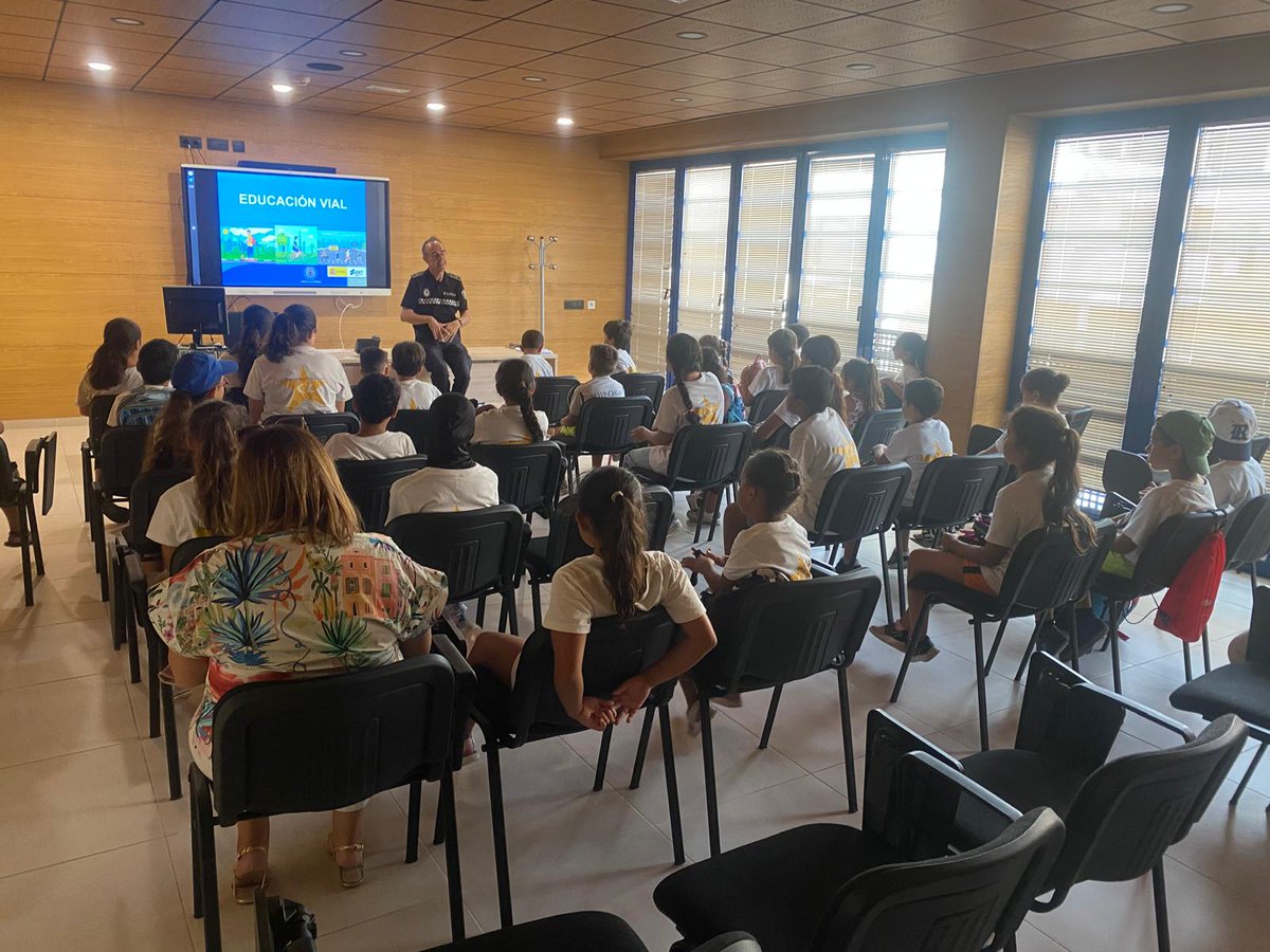 👮<a href="/policia_localML/">Policia Local de Melilla</a>
Hoy recibimos con ilusión a 30 niños y niñas (6-12 años) del Proyecto Alfa de La Salle.
Disfrutaron con nuestros 🚔 coches patrulla, 🏍️ motos y aprendieron sobre seguridad vial.

👦👧 Educación + cercanía = futuro seguro
👮‍♀️ Siempre cerca, siempre contigo