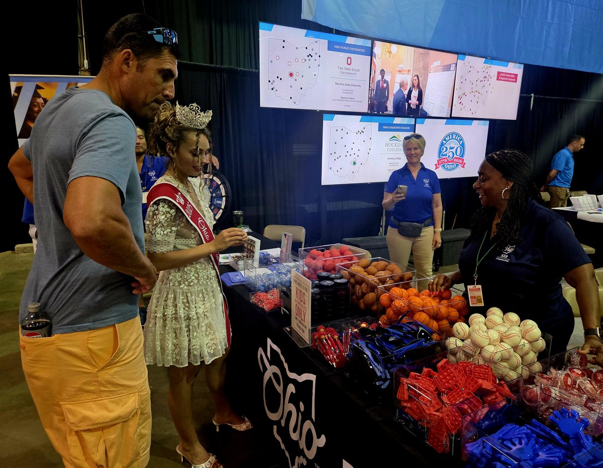 OhioHigherEd's tweet image. The 2025 #Ohio Fairs' Queen, Amberly Szczerbiak, spins the @Ohio529Plan prize wheel at the ODHE @OhioStateFair booth and selects her prize with help from her dad, former @miamiuniversity and @NBA basketball star Wally Szczerbiak.