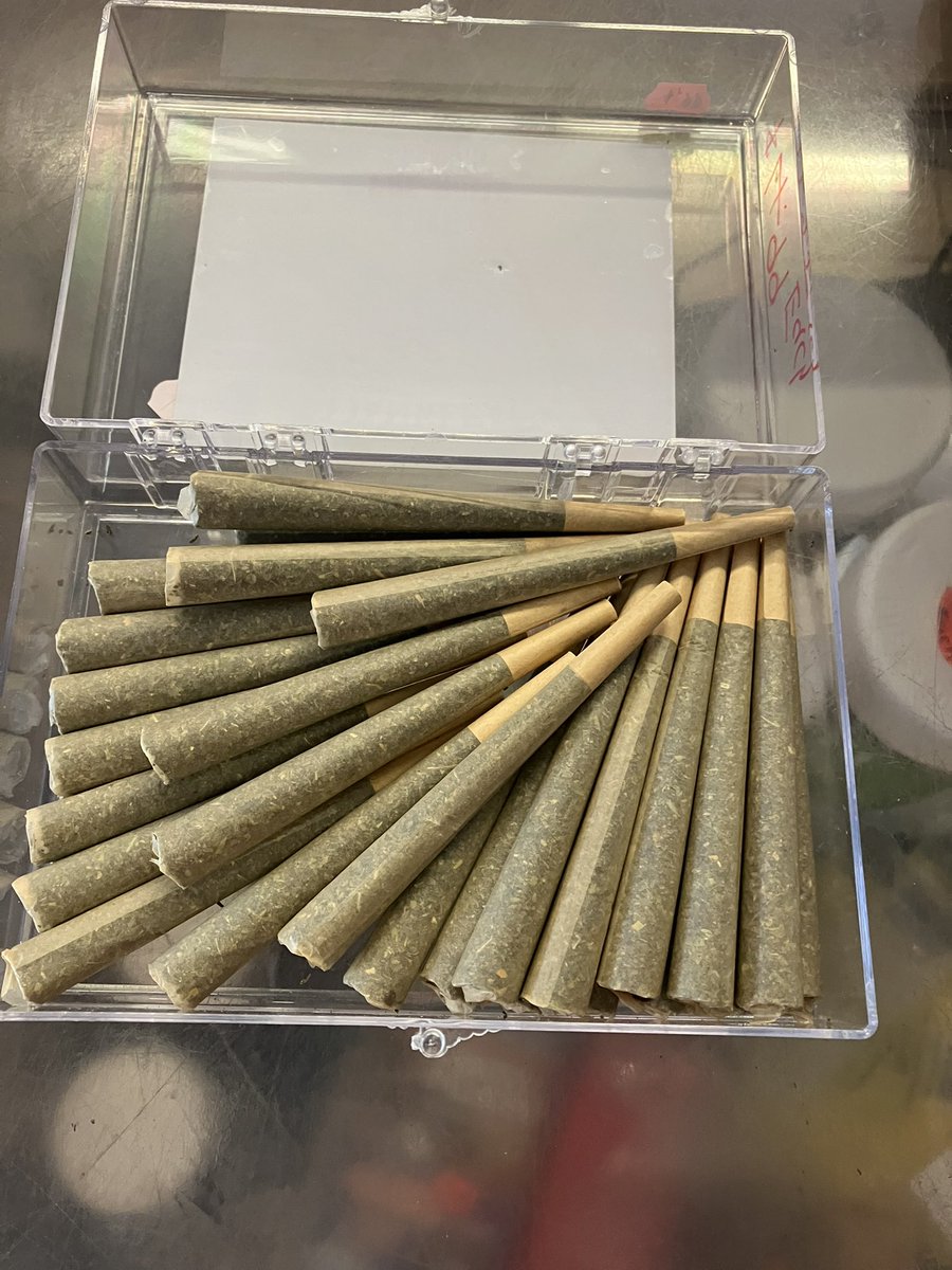y2lorlor's tweet image. I can’t believe they sell these now lmao I was tempted to buy one and I don’t even smoke