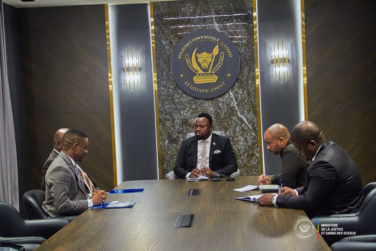 JusticeGouvCD's tweet image. Son Excellence Samuel MBEMBA KABUYA s'est entretenu, ce mercredi 23 juillet, avec Monsieur Karel Osiris Coffi DOGUE, directeur général de l'Ecole Régionale Supérieure de la Magistrature (ERSUMA).
Au cœur de leurs échanges, la portée et la signification des actions que l'ERSUMA…