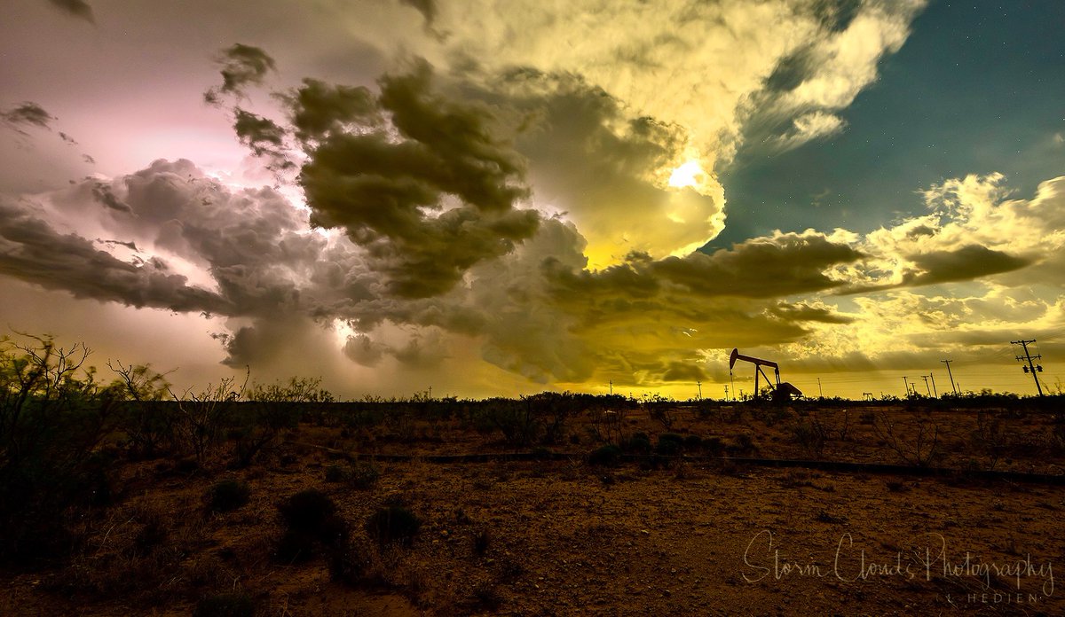 A #supercell 🛸 produces interesting color in the sky in #Lubbock #Texas in June. #storm #cloudscape #weatherphotography #weather #clouds #sky #thunderstorm #stormhour #wxtwitter #zcreators #nikonz9 @nikonusa @riyets @discovery #thephotohour @xwxclub <a href="/CloudAppSoc/">Cloud Appreciation Society</a>