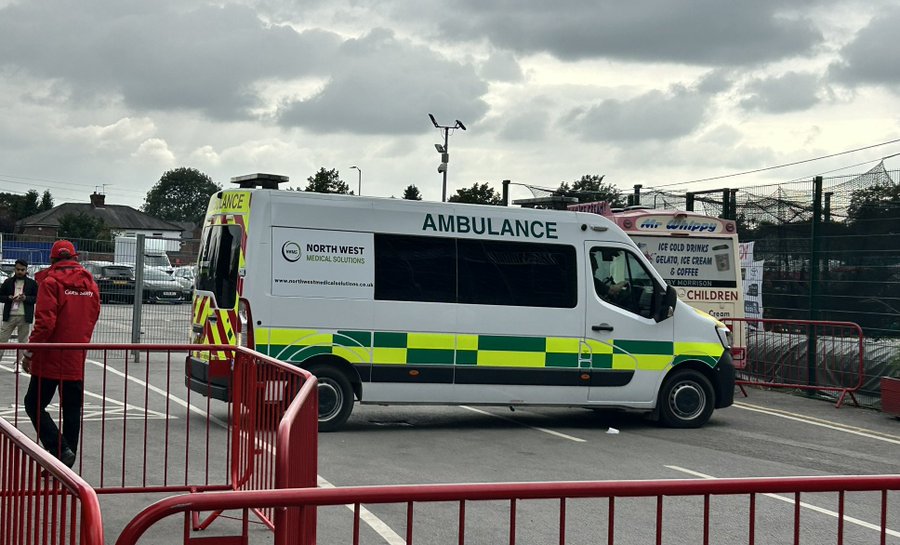 🚨 Rishabh Pant leaves the stadium in a lot of pain, he's gone for scans &amp; further treatment at the hospital.