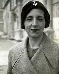 Aqueloo1's tweet image. "Solo me fío de esa luz que se enciende en lo más oscuro, en la noche, y hace de ello un corazón".
María Zambrano.