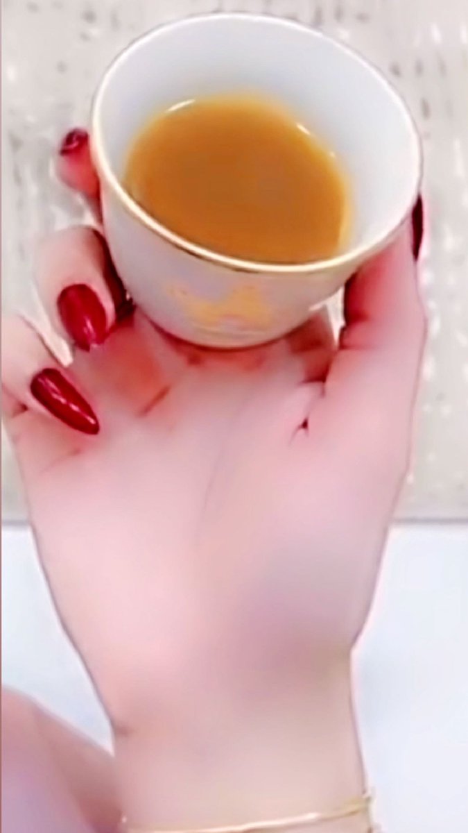 دق  البهار   وبـــهَره  ثم   صبّه
تصبغ على الفنجال مثل الخضاب

ومن يوجعه رأسه ترى الهيل طَبّه
وليآ  تقهوى غاية   الكيف  طابي